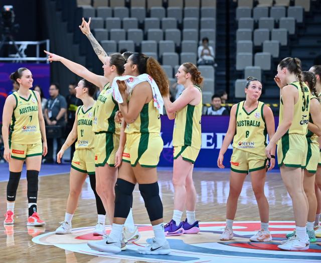 (250713) -- SHENZHEN, July 13, 2025 (Xinhua) -- Players of Australia acknowledge the crowds after winning the FIBA Women's Asia Cup Division A 2025 Group B match between Australia and the Philippines in Shenzhen, south China's Guangdong Province, July 13, 2025. (Xinhua/Xiao Ennan)