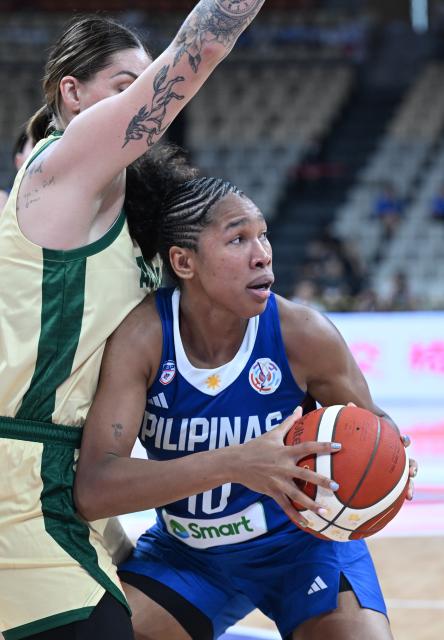 (250713) -- SHENZHEN, July 13, 2025 (Xinhua) -- Cayla George (L) of Australia defends Jack Animam of the Philippines during the FIBA Women's Asia Cup Division A 2025 Group B match between Australia and the Philippines in Shenzhen, south China's Guangdong Province, July 13, 2025. (Xinhua/Deng Hua)