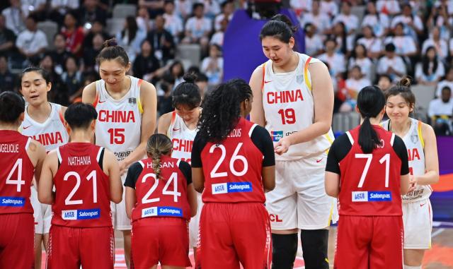 (250713) -- SHENZHEN, July 13, 2025 (Xinhua) -- Players of China (Rear) and Indonesia greet each other before the Group A match between China and Indonesia of FIBA Women's Asia Cup Division A in Shenzhen, south China's Guangdong Province, July 13, 2025. (Xinhua/Xiao Ennan)