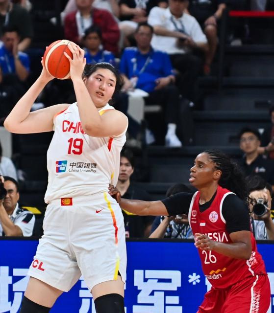 (250713) -- SHENZHEN, July 13, 2025 (Xinhua) -- Zhang Ziyu (L) of China vies with Kim Pierre-Louis of Indonesia during the Group A match between China and Indonesia of FIBA Women's Asia Cup Division A in Shenzhen, south China's Guangdong Province, July 13, 2025. (Xinhua/Xiao Ennan)