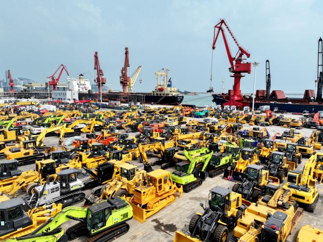 (250713) -- BEIJING, July 13, 2025 (Xinhua) -- This aerial photo taken on July 13, 2025 shows engineering mechanical products for export rallied at a port in Lianyungang City, east China's Jiangsu Province. China's maritime industry now handles nearly one-third of global maritime shipping volume, according to the 2025 China Maritime Day Forum held in the coastal town of Boao in south China's Hainan Province on Friday. China's booming marine economy is driving sustained and stable growth in global trade and development. (Photo by Wang Chun/Xinhua)