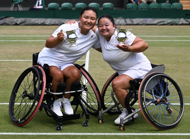 (250713) -- LONDON, July 13, 2025 (Xinhua) -- Li Xiaohui/Wang Ziying (R) pose during the awarding ceremony after the women's wheelchair doubles final between Li Xiaohui/Wang Ziying of China and Angelica Bernal (Colombia)/ Ksenia Chasteau (France) at the Wimbledon Tennis Championships in London, Britain, July 13, 2025. (Xinhua/Zhao Dingzhe)