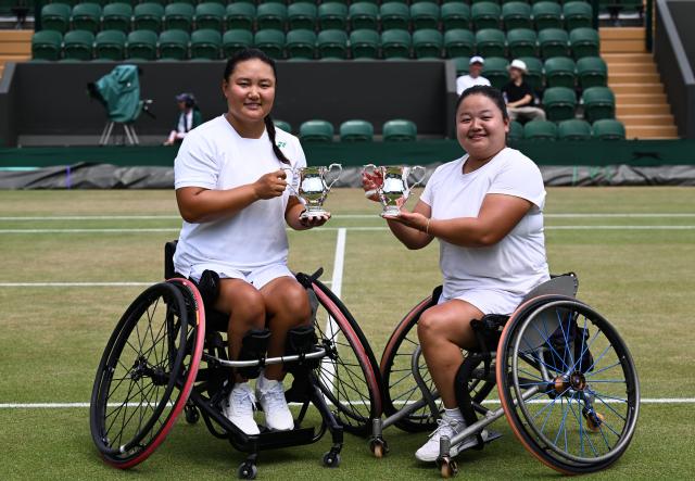 (250713) -- LONDON, July 13, 2025 (Xinhua) -- Li Xiaohui/Wang Ziying (R) pose during the awarding ceremony after the women's wheelchair doubles final between Li Xiaohui/Wang Ziying of China and Angelica Bernal (Colombia)/ Ksenia Chasteau (France) at the Wimbledon Tennis Championships in London, Britain, July 13, 2025. (Xinhua/Zhao Dingzhe)