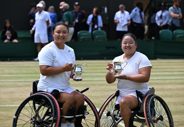 (250713) -- LONDON, July 13, 2025 (Xinhua) -- Li Xiaohui/Wang Ziying (R) pose during the awarding ceremony after the women's wheelchair doubles final between Li Xiaohui/Wang Ziying of China and Angelica Bernal (Colombia)/ Ksenia Chasteau (France) at the Wimbledon Tennis Championships in London, Britain, July 13, 2025. (Xinhua/Zhao Dingzhe)