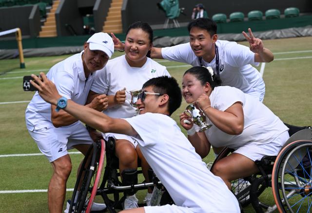 (250713) -- LONDON, July 13, 2025 (Xinhua) -- Li Xiaohui (2nd L)/Wang Ziying (2nd R) of China pose with their team after the awarding ceremony for women's wheelchair doubles at the Wimbledon Tennis Championships in London, Britain, July 13, 2025. (Xinhua/Zhao Dingzhe)