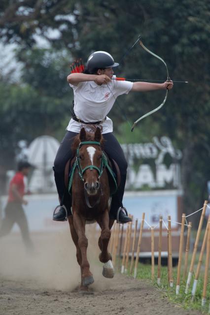 (250713) -- BOGOR, July 13, 2025 (Xinhua) -- Yang Yuntong of China competes during the International Horseback Archery Alliance (IHAA) World Kids Championships 2025 at Kampung Maghfirah, Bogor Regency of West Java in Indonesia on July 13, 2025. (Xinhua/Veri Sanovri)
