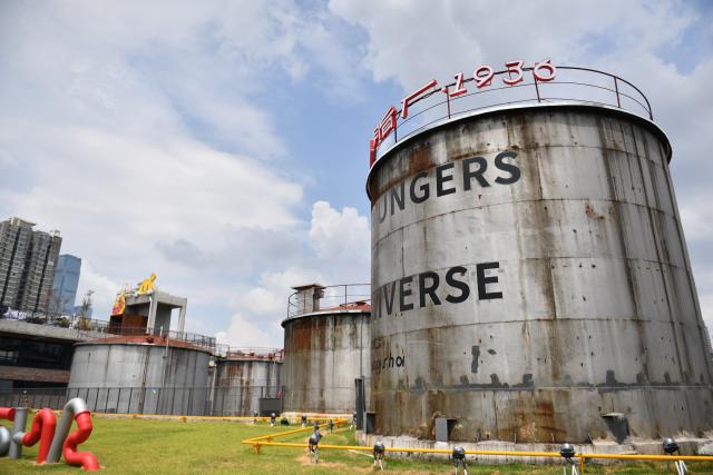 (250713) -- CHANGSHA, July 13, 2025 (Xinhua) -- This photo shows an obsolete oil depot in Changsha, central China's Hunan Province, July 13, 2025. In Tianxin District of Changsha City, 12 weathered oil tanks stand along the Xiangjiang River. This site formerly served as the oil depot for the city, witnessing an olden time when citizens fetch edible oil with ration coupons. The facility was largely left unused since the 1990s.
    This July saw the reopening of this industrial heritage, with oil tanks and auxiliary facilities transformed into vibrant cafes, exhibition halls, art stores, among others, featuring a blend of industrial design and diverse consumer experiences that attract both residents and tourists. (Xinhua/Chen Zhenhai)