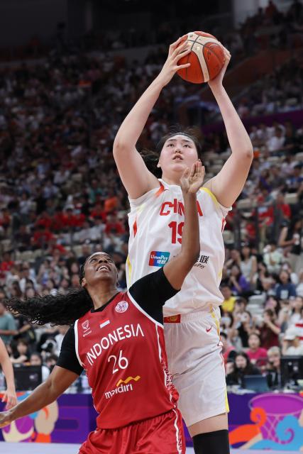 (250713) -- SHENZHEN, July 13, 2025 (Xinhua) -- Zhang Ziyu (R) of China vies with Kim Pierre-Louis of Indonesia during the Group A match between China and Indonesia of FIBA Women's Asia Cup Division A in Shenzhen, south China's Guangdong Province, July 13, 2025. (Xinhua/Liang Xu)