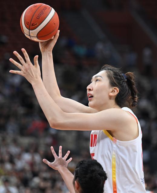 (250713) -- SHENZHEN, July 13, 2025 (Xinhua) -- Han Xu (R) of China shoots during the Group A match between China and Indonesia of FIBA Women's Asia Cup Division A in Shenzhen, south China's Guangdong Province, July 13, 2025. (Xinhua/Deng Hua)