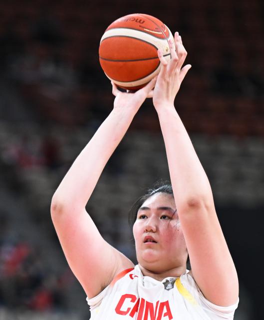 (250713) -- SHENZHEN, July 13, 2025 (Xinhua) -- Zhang Ziyu of China shoots during the Group A match between China and Indonesia of FIBA Women's Asia Cup Division A in Shenzhen, south China's Guangdong Province, July 13, 2025. (Xinhua/Deng Hua)