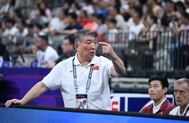 (250713) -- SHENZHEN, July 13, 2025 (Xinhua) -- China's head coach Gong Luming (front) gestures during the Group A match between China and Indonesia of FIBA Women's Asia Cup Division A in Shenzhen, south China's Guangdong Province, July 13, 2025. (Xinhua/Deng Hua)