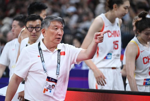 (250713) -- SHENZHEN, July 13, 2025 (Xinhua) -- China's head coach Gong Luming (front) gestures during the Group A match between China and Indonesia of FIBA Women's Asia Cup Division A in Shenzhen, south China's Guangdong Province, July 13, 2025. (Xinhua/Deng Hua)