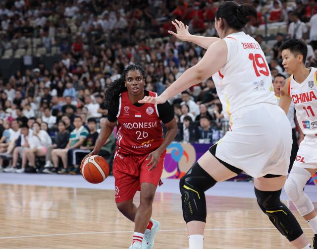 (250713) -- SHENZHEN, July 13, 2025 (Xinhua) -- Kim Pierre-Louis (L) of Indonesia competes during the Group A match between China and Indonesia of FIBA Women's Asia Cup Division A in Shenzhen, south China's Guangdong Province, July 13, 2025. (Xinhua/Liang Xu)