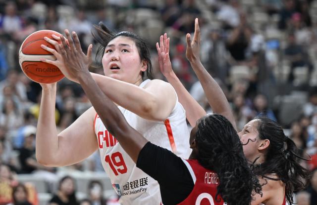 (250713) -- SHENZHEN, July 13, 2025 (Xinhua) -- Zhang Ziyu (L) of China competes during the Group A match between China and Indonesia of FIBA Women's Asia Cup Division A in Shenzhen, south China's Guangdong Province, July 13, 2025. (Xinhua/Deng Hua)