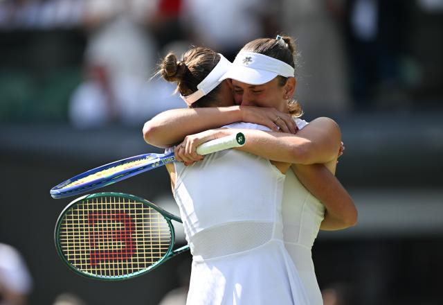 (250713) -- LONDON, July 13, 2025 (Xinhua) -- Veronika Kudermetova/Elise Mertens (R) celebrate victory after the women's doubles final between Hsieh Su-Wei (Chinese Taipei)/Jelena Ostapenko (Latvia) and Veronika Kudermetova (Russia)/Elise Mertens (Belgium) at the Wimbledon Tennis Championships in London, Britain, July 13, 2025. (Xinhua/Li Ying)