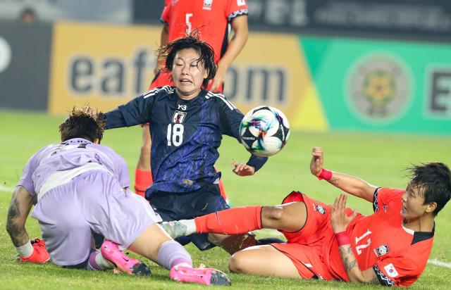 (250713) -- HWASEONG, July 13, 2025 (Xinhua) -- Kim Miyeon (R) of South Korea vies with Hiwatari Moka (C) of Japan during the women's football match between Japan and South Korea at the EAFF (East Asian Football Federation) E-1 Football Championship 2025 Final in Hwaseong, South Korea, July 13, 2025. (Xinhua/Yao Qilin)