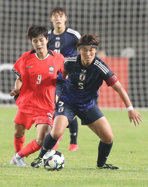 (250713) -- HWASEONG, July 13, 2025 (Xinhua) -- Takahashi Hana (front L) of Japan vies for the ball during the women's football match between Japan and South Korea at the EAFF (East Asian Football Federation) E-1 Football Championship 2025 Final in Hwaseong, South Korea, July 13, 2025. (Xinhua/Yao Qilin)