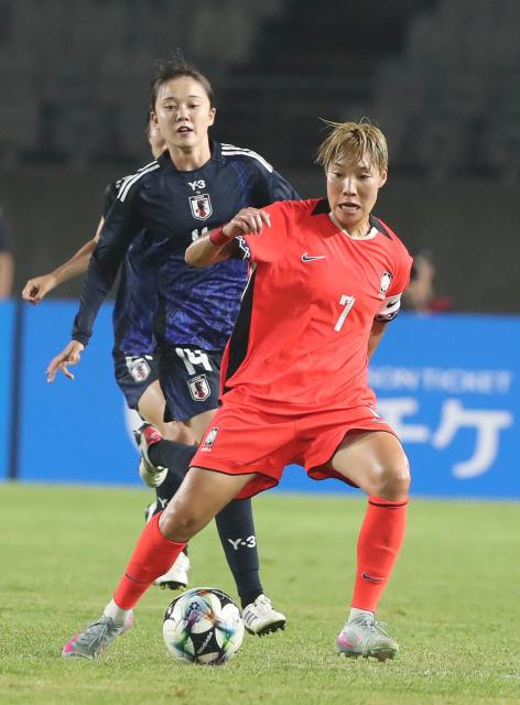 (250713) -- HWASEONG, July 13, 2025 (Xinhua) -- Lee Geummin (R) of South Korea vies with Yoshida Riko of Japan during the women's football match between Japan and South Korea at the EAFF (East Asian Football Federation) E-1 Football Championship 2025 Final in Hwaseong, South Korea, July 13, 2025. (Xinhua/Yao Qilin)
