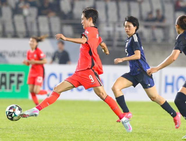 (250713) -- HWASEONG, July 13, 2025 (Xinhua) -- Mun Eunju (front L) of South Korea controls the ball during the women's football match between Japan and South Korea at the EAFF (East Asian Football Federation) E-1 Football Championship 2025 Final in Hwaseong, South Korea, July 13, 2025. (Xinhua/Yao Qilin)