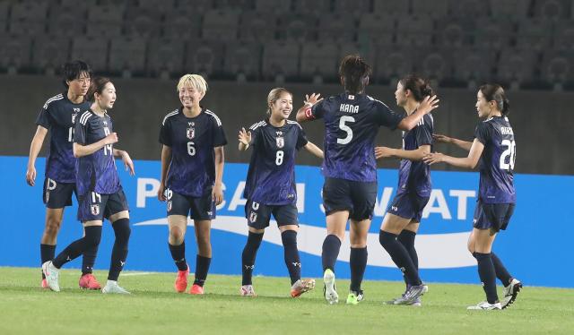 (250713) -- HWASEONG, July 13, 2025 (Xinhua) -- Players of Japan celebrate during the women's football match between Japan and South Korea at the EAFF (East Asian Football Federation) E-1 Football Championship 2025 Final in Hwaseong, South Korea, July 13, 2025. (Xinhua/Yao Qilin)
