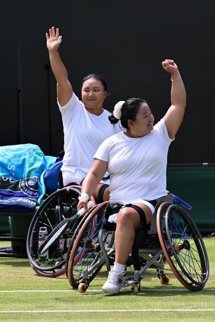 (250713) -- LONDON, July 13, 2025 (Xinhua) -- Li Xiaohui/Wang Ziying (R) celebrate after winning the women's wheelchair doubles final between Li Xiaohui/Wang Ziying of China and Angelica Bernal (Colombia)/Ksenia Chasteau (France) at the Wimbledon Tennis Championships in London, Britain, July 13, 2025. (Xinhua/Zhao Dingzhe)