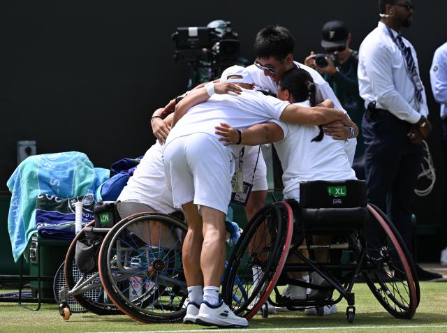 (250713) -- LONDON, July 13, 2025 (Xinhua) -- Li Xiaohui/Wang Ziying celebrate with their team after winning the women's wheelchair doubles final between Li Xiaohui/Wang Ziying of China and Angelica Bernal (Colombia)/Ksenia Chasteau (France) at the Wimbledon Tennis Championships in London, Britain, July 13, 2025. (Xinhua/Zhao Dingzhe)