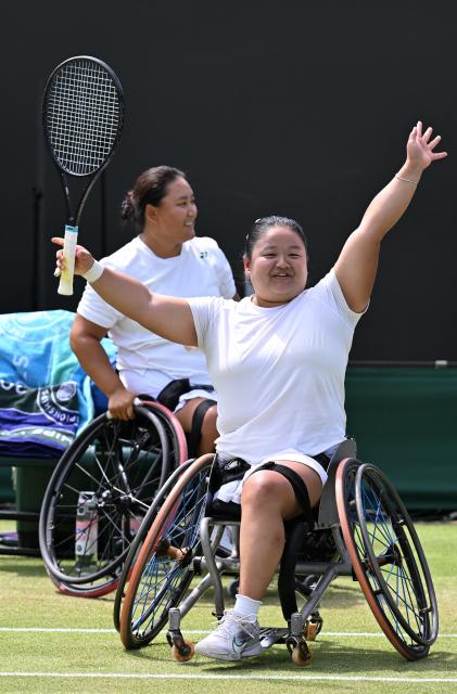 (250713) -- LONDON, July 13, 2025 (Xinhua) -- Li Xiaohui/Wang Ziying (R) celebrate after winning the women's wheelchair doubles final between Li Xiaohui/Wang Ziying of China and Angelica Bernal (Colombia)/Ksenia Chasteau (France) at the Wimbledon Tennis Championships in London, Britain, July 13, 2025. (Xinhua/Zhao Dingzhe)