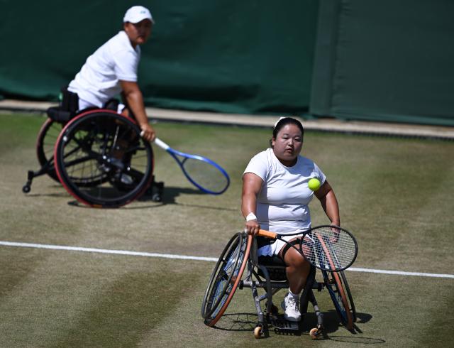 (250713) -- LONDON, July 13, 2025 (Xinhua) -- Li Xiaohui/Wang Ziying (R) compete during the women's wheelchair doubles final between Li Xiaohui/Wang Ziying of China and Angelica Bernal (Colombia)/Ksenia Chasteau (France) at the Wimbledon Tennis Championships in London, Britain, July 13, 2025. (Xinhua/Zhao Dingzhe)