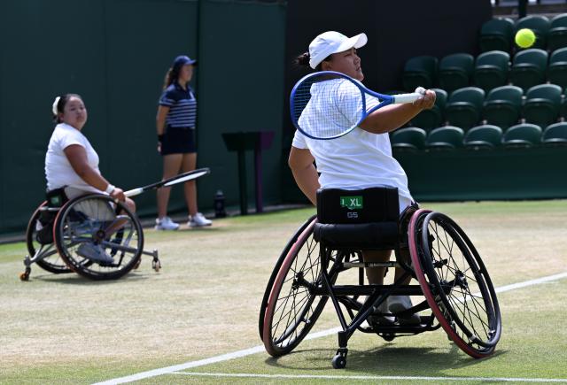 (250713) -- LONDON, July 13, 2025 (Xinhua) -- Li Xiaohui (R)/Wang Ziying compete during the women's wheelchair doubles final between Li Xiaohui/Wang Ziying of China and Angelica Bernal (Colombia)/Ksenia Chasteau (France) at the Wimbledon Tennis Championships in London, Britain, July 13, 2025. (Xinhua/Zhao Dingzhe)