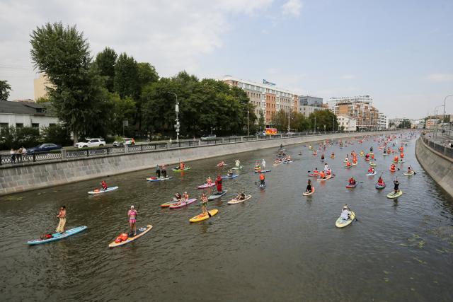(250713) -- MOSCOW, July 13, 2025 (Xinhua) -- Participants take part in the SUP (Stand Up Paddling) parade in Moscow, Russia, July 13, 2025. (Photo by Alexander Zemlianichenko Jr/Xinhua)