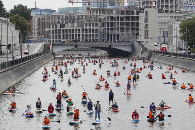 (250713) -- MOSCOW, July 13, 2025 (Xinhua) -- Participants take part in the SUP (Stand Up Paddling) parade in Moscow, Russia, July 13, 2025. (Photo by Alexander Zemlianichenko Jr/Xinhua)
