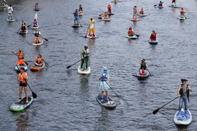 (250713) -- MOSCOW, July 13, 2025 (Xinhua) -- Participants take part in the SUP (Stand Up Paddling) parade in Moscow, Russia, July 13, 2025. (Photo by Alexander Zemlianichenko Jr/Xinhua)