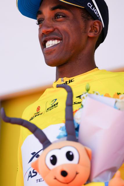 (250713) -- HAIYAN, July 13, 2025 (Xinhua) -- Solomon Henok Mulueberhan of XDS Astana Team celebrates in the yellow jersey on the podium after Stage 8 of the Tour of Magnificent Qinghai International Road Cycling Race in Haiyan, northwest China's Qinghai Province, July 13, 2025. (Xinhua/Qi Zhiyue)