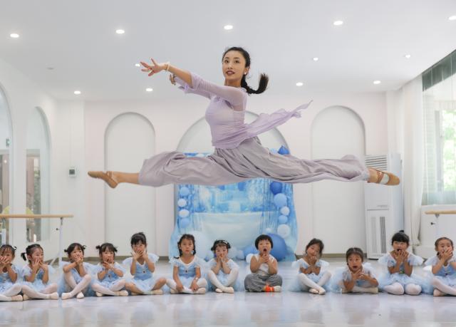 (250714) -- BEIJING, July 14, 2025 (Xinhua) -- A dance instructor demonstrates a move to children attending a summer class in Kaiyang County, southwest China's Guizhou Province, July 13, 2025. (Photo by Yuan Fuhong/Xinhua)