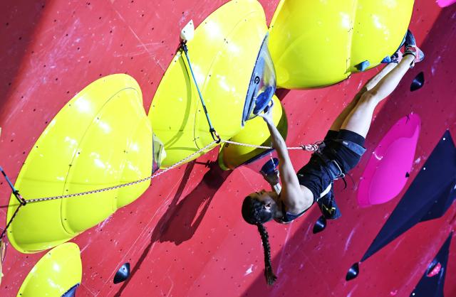 (250714) -- CHAMONIX, July 14, 2025 (Xinhua) -- Brooke Raboutou of the United States competes during the women's lead final of sport climbing at the 2025 IFSC Climbing World Cup Speed-Lead in Chamonix, France, July 13, 2025. (Xinhua/Gao Jing)