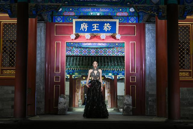 (250715) -- BEIJING, July 15, 2025 (Xinhua) -- A model presents a concept creation during a fashion show held at the Prince Kung's Palace Museum in Beijing, capital of China, July 14, 2025. The fashion show is inspired by elements of the Prince Kung's Palace Museum and Chinese intangible cultural heritages, displaying 37 concept creations as well as 35 neo-Chinese ready-to-wear and accessories. (Xinhua/Jin Liangkuai)