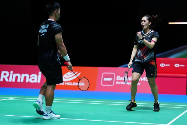 (250715) -- TOKYO, July 15, 2025 (Xinhua) -- Amri Syahnawi/Nita Violina Marwah (R) celebrate a score during the mixed doubles round of 32 match between Cheng Xing/Zhang Chi of China and Amri Syahnawi/Nita Violina Marwah of Indonesia at the Japan Badminton Open 2025 in Tokyo, Japan, July 15, 2025. (Xinhua/Jia Haocheng)