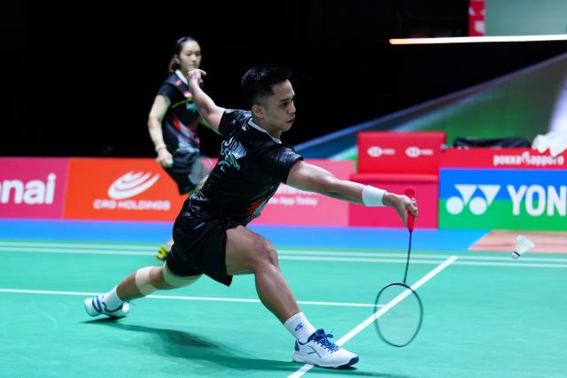 (250715) -- TOKYO, July 15, 2025 (Xinhua) -- Amri Syahnawi/Nita Violina Marwah (front) compete during the mixed doubles round of 32 match between Cheng Xing/Zhang Chi of China and Amri Syahnawi/Nita Violina Marwah of Indonesia at the Japan Badminton Open 2025 in Tokyo, Japan, July 15, 2025. (Xinhua/Jia Haocheng)