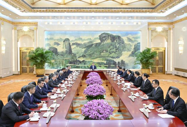 (250715) -- BEIJING, July 15, 2025 (Xinhua) -- Chinese President Xi Jinping meets with foreign ministers and heads of standing bodies of the Shanghai Cooperation Organization (SCO) who are in China to attend the Meeting of the Council of the Ministers of Foreign Affairs of SCO Member States at the Great Hall of the People in Beijing, capital of China, July 15, 2025. (Xinhua/Yin Bogu)