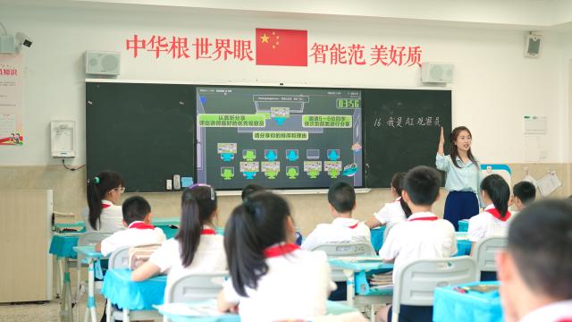 (250715) -- CHONGQING, July 15, 2025 (Xinhua) -- This photo taken in June 2024 shows students interacting with a teacher during a class about AI at Lijia Experimental Primary School in southwest China's Chongqing Municipality. TO GO WITH "Across China: AI revolution transforms learning for students in China's Chongqing" (Xinhua)