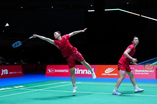 (250715) -- TOKYO, July 15, 2025 (Xinhua) -- Li Yijing (L)/Luo Xumin compete during the women's doubles round of 32 match between Li Yijing/Luo Xumin of China and Otake Mizuki/Takahashi Miyu of Japan at the Japan Badminton Open 2025 in Tokyo, Japan, July 15, 2025. (Xinhua/Jia Haocheng)