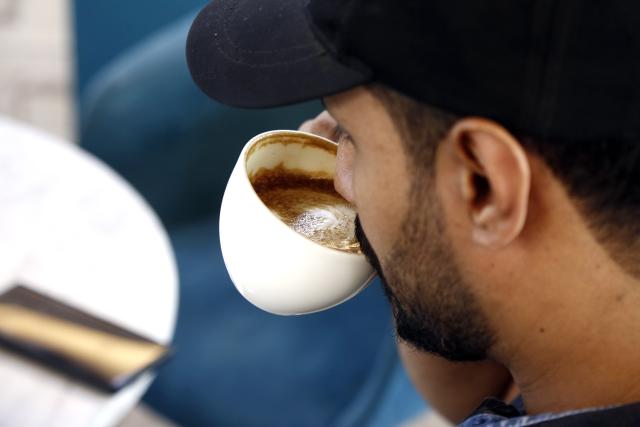 (250715) -- SANAA, July 15, 2025 (Xinhua) -- A man tastes coffee made by a specialist at Haraaz Coffee in Sanaa, Yemen, on July 14, 2025. (Photo by Mohammed Mohammed/Xinhua)
