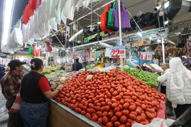 (250715) -- MEIXCO CITY, July 15, 2025 (Xinhua) -- People buy tomatoes at a public market in Mexico City, capital of Mexico, July 14, 2025. The U.S. Department of Commerce announced Monday it is immediately placing a 17.09 percent duty on most fresh tomatoes imported from Mexico, marking a withdrawal from the 2019 agreement between the two countries to suspend the antidumping investigation on fresh tomatoes. (Photo by Francisco Canedo/Xinhua)