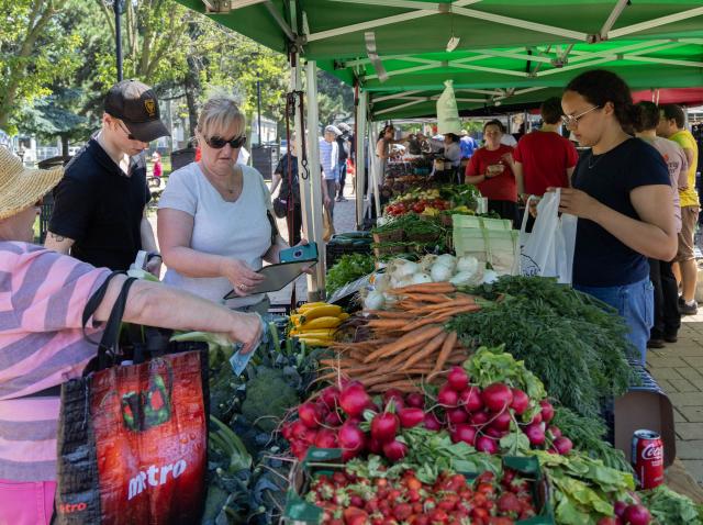 (250715) -- TORONTO, July 15, 2025 (Xinhua) -- Customers shop for groceries at a farmers' market in Toronto, Canada, on July 15, 2025. Canada's Consumer Price Index (CPI) rose 1.9 percent on a year-over-year basis in June, up from a 1.7 percent increase in May, Statistics Canada said Tuesday. (Photo by Zou Zheng/Xinhua)