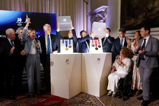 (250716) -- VENICE, July 16, 2025 (Xinhua) -- Invited guests unveil the medals for Milano Cortina 2026 Olympic and Paralympic Winter Games during the unveiling ceremony in Palazzo Balbi, Venice, Italy, on July 15, 2025. (Xinhua/Li Jing)
