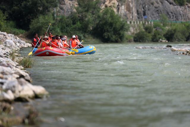 (250716) -- HUIXIAN, July 16, 2025 (Xinhua) -- People raft in inflatable boats on Jiangling River in Huixian County, northwest China's Gansu Province, July 15, 2025. (Xinhua/Chen Bin)