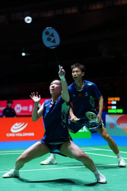 (250716) -- TOKYO, July 16, 2025 (Xinhua) -- Jiang Zhenbang/Wei Yaxin (L) compete during the mixed doubles round of 32 match between Jiang Zhenbang/Wei Yaxin of China and Gao Jiaxuan/Wu Mengying of China at the Japan Badminton Open 2025 in Tokyo, Japan, July 16, 2025. (Xinhua/Jia Haocheng)