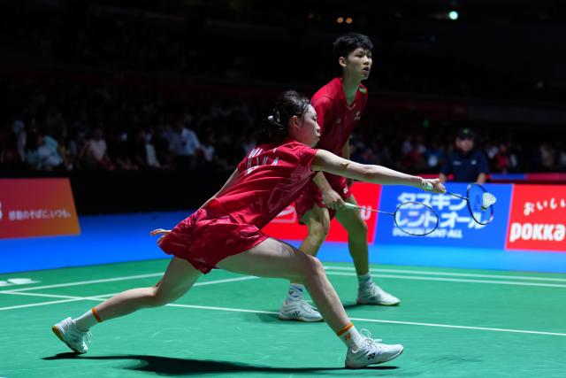 (250716) -- TOKYO, July 16, 2025 (Xinhua) -- Gao Jiaxuan/Wu Mengying (L) compete during the mixed doubles round of 32 match between Jiang Zhenbang/Wei Yaxin of China and Gao Jiaxuan/Wu Mengying of China at the Japan Badminton Open 2025 in Tokyo, Japan, July 16, 2025. (Xinhua/Jia Haocheng)