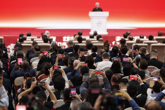 (250716) -- BEIJING, July 16, 2025 (Xinhua) -- A guest delivers a speech at the opening ceremony of the third China International Supply Chain Expo (CISCE) in Beijing, capital of China, July 16, 2025.
  The third CISCE opened in Beijing on Wednesday, rallying multinational giants including Nvidia, Apple, and Airbus to showcase industrial resilience and cross-border collaboration. (Xinhua/Jin Liwang)