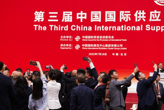 (250716) -- BEIJING, July 16, 2025 (Xinhua) -- Media professionals take photos at the opening ceremony of the third China International Supply Chain Expo (CISCE) in Beijing, capital of China, July 16, 2025.
  The third CISCE opened in Beijing on Wednesday, rallying multinational giants including Nvidia, Apple, and Airbus to showcase industrial resilience and cross-border collaboration. (Xinhua/Jin Liwang)